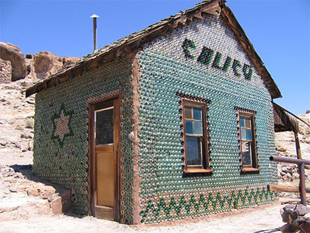 Maison fabriquée avec des bouteilles