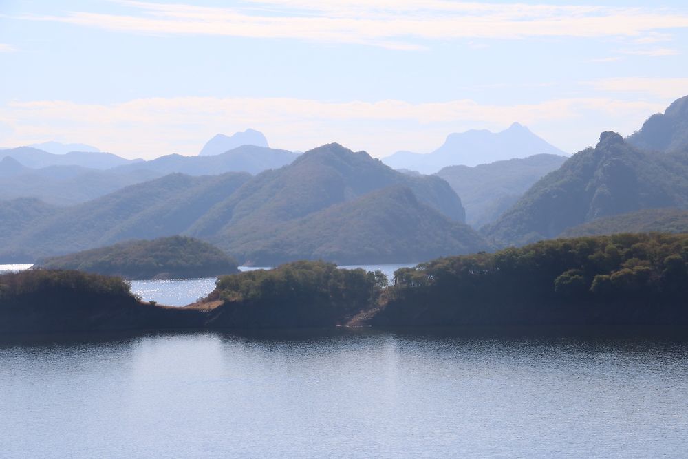 Lac serti dans les montagnes