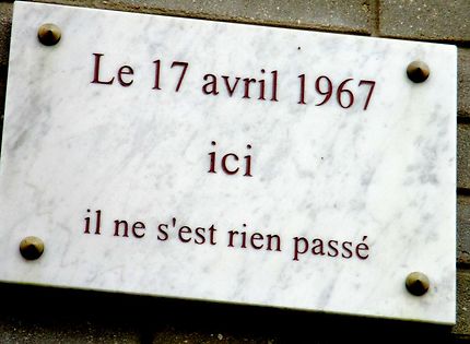 Plaque commémorative sur immeuble