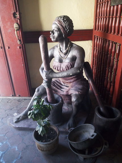Statue à l'intérieur d'un café à Cuba