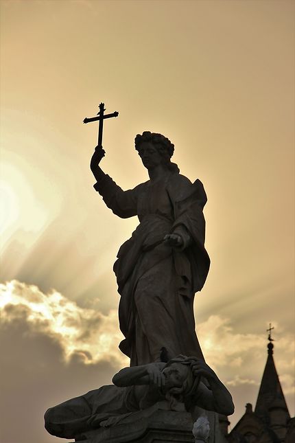 Statue devant la cathédrale de Palerme