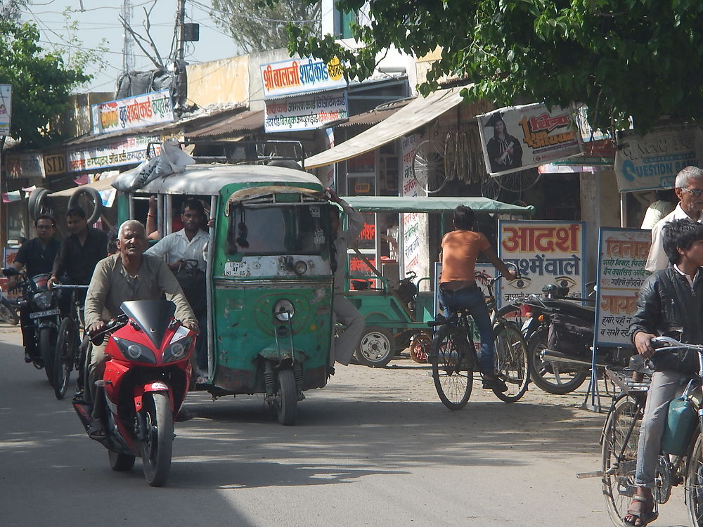 Circulation dans une ruelle de Muradnagar