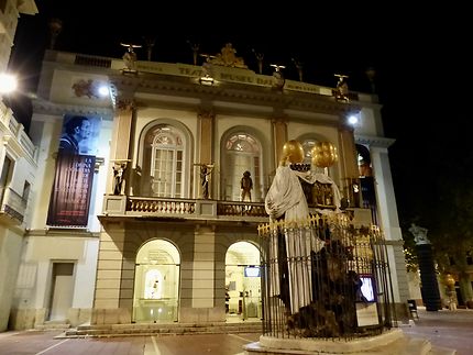 Le musée Dali en soirée à Figueras