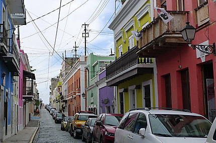 Rue colorée du centre-ville de San Juan