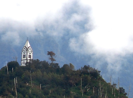 Petite chapelle sur une montagne