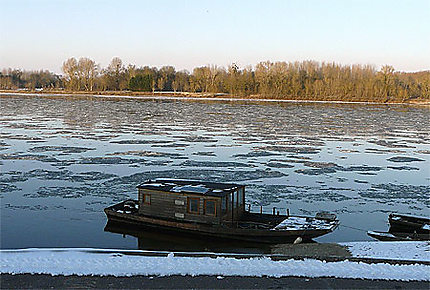 Loire et toue cabanée sous la neige