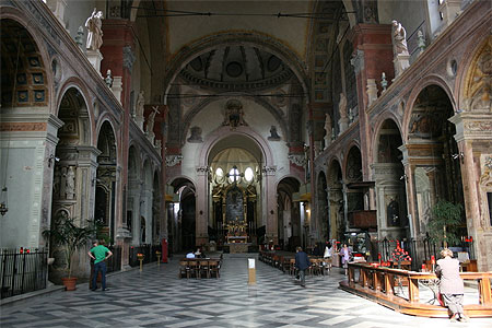Intérieur de l'église San Giacomo Maggiore Intérieur de l'église San Giacomo Maggiore