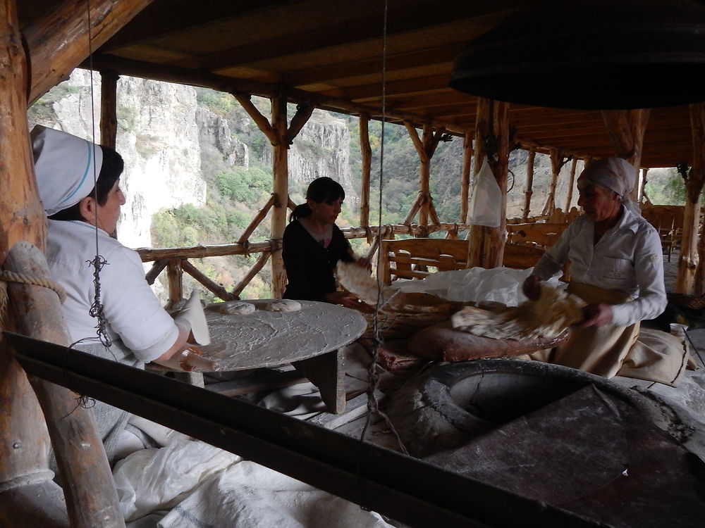 Fabrication du pain lavash à Geghard