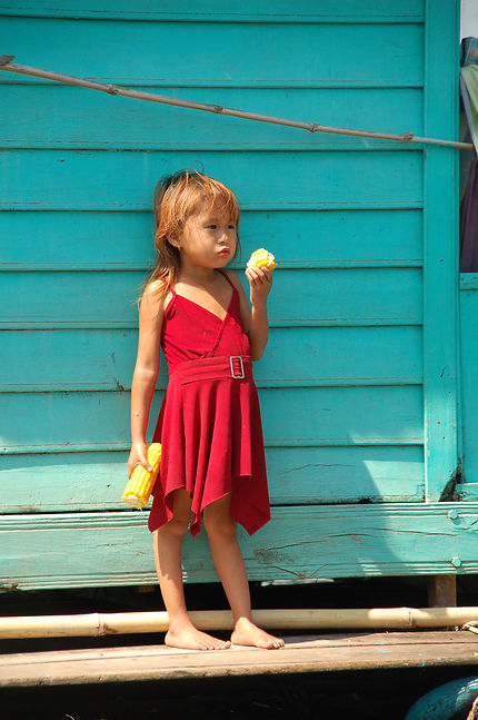 Petite fille devant sa maison