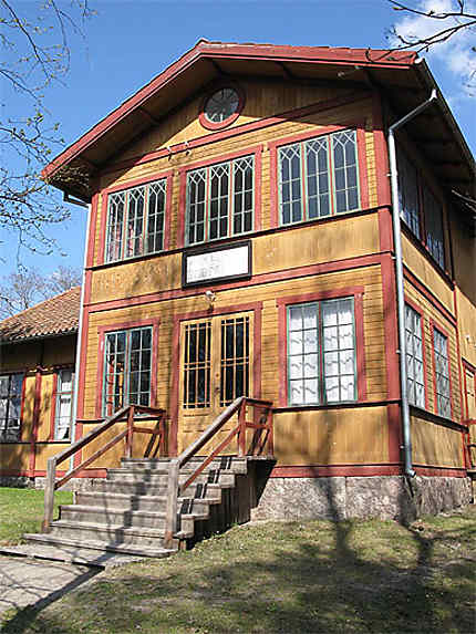 Maison orangée typique suédoise