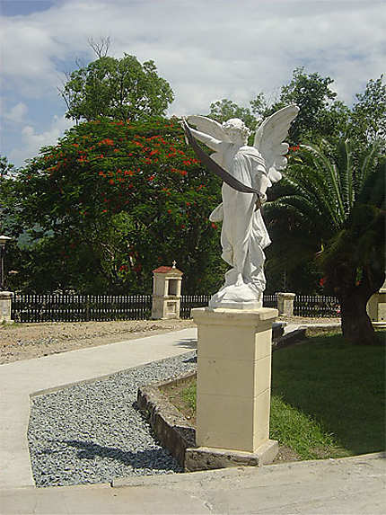 Statue devant la cathédrale del cobre