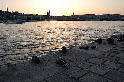 Monument en mémoire des  juifs fusillés et jetés dans le Danube