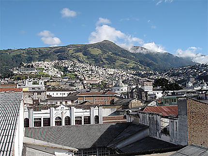 Vue de Quito avec volcan Pichincha