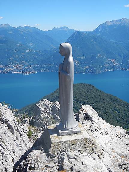 Vierge surplombant le lac de Côme
