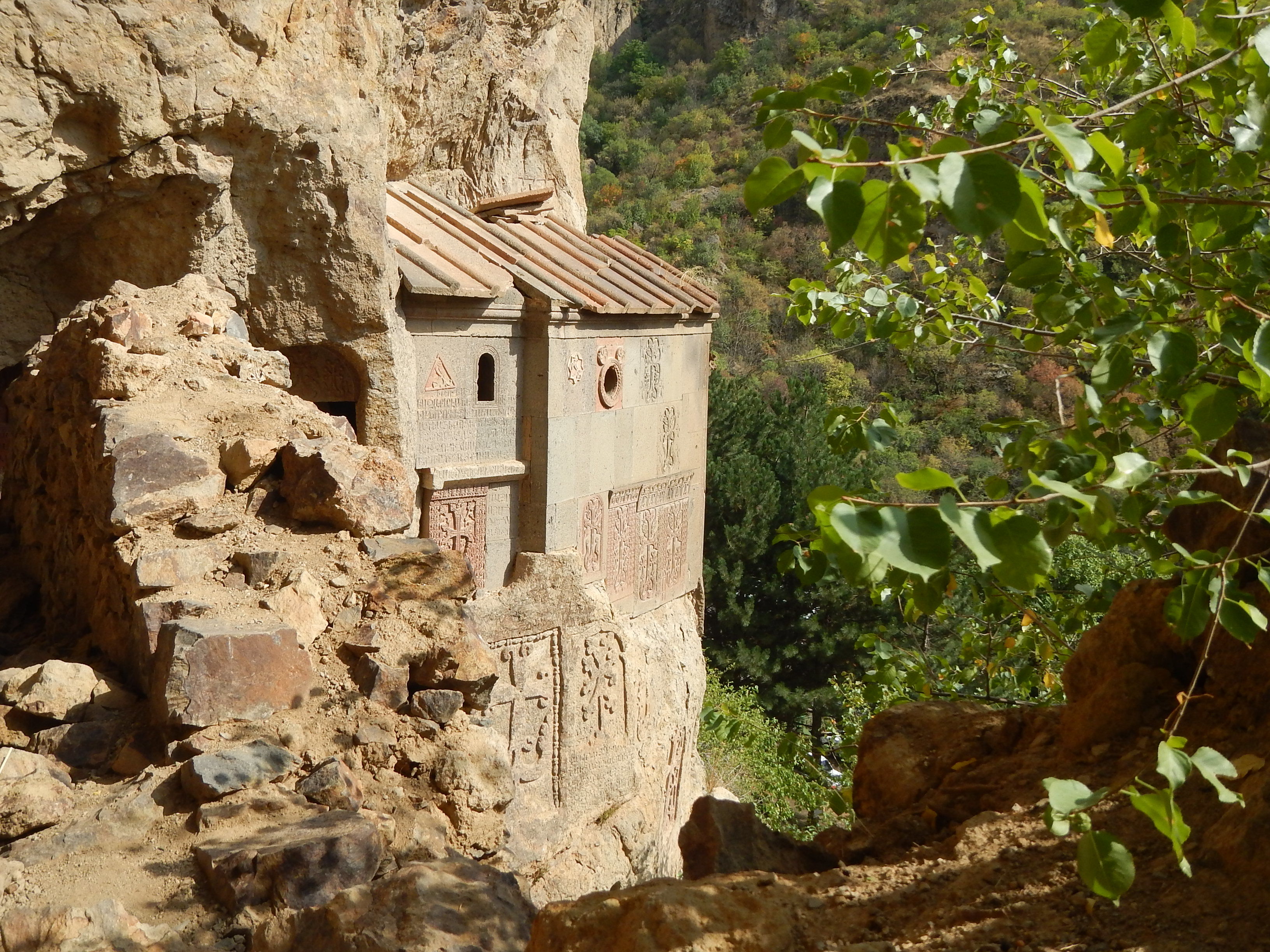 Entrée des grottes adjacentes au monastère