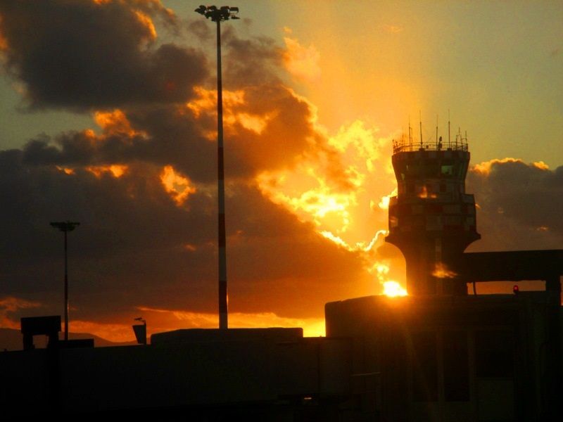 Coucher du soleil sur l'aéroport de Palerme