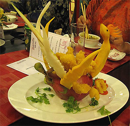Seiches croustillantes frites sur sa sculpture de légumes