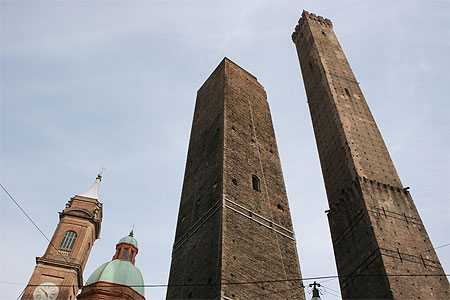 Tour Asinelli et tour Garisenda de Bologne Tour Asinelli et tour Garisenda de Bologne