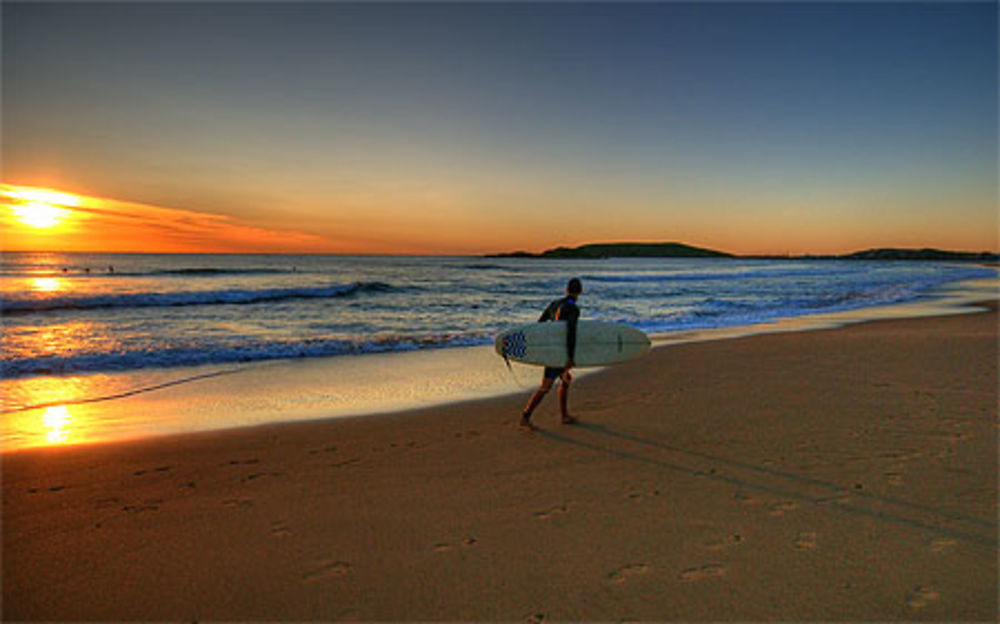 Surfeur sur la plage de Imessouane