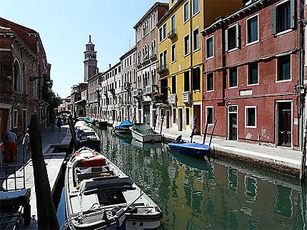 Jolie vue sur un des canaux de Venise