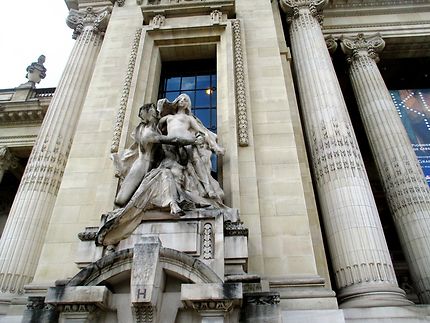 Statues art roman. Façade du Grand Palais