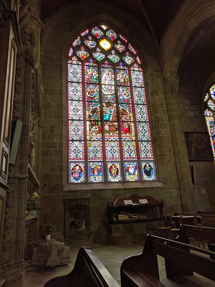 Beau vitrail de l'église de Fougères