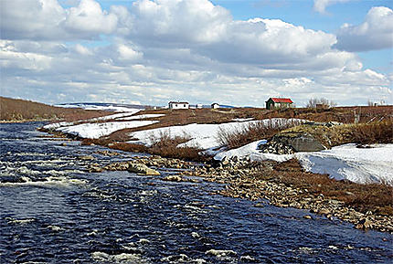 Rivière et toundra