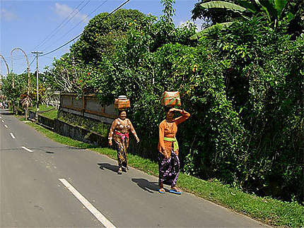Balinaises allant au temple