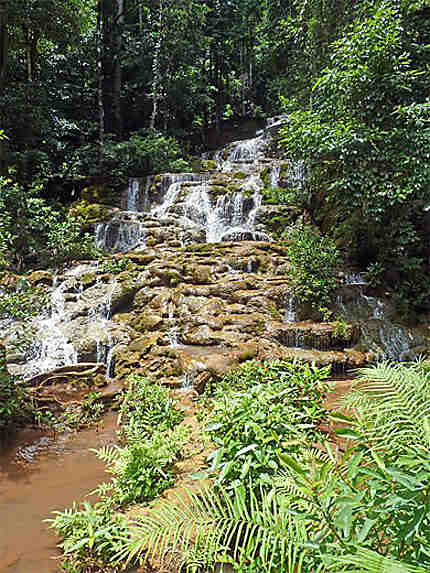 Dans le Namtok Pacharoen National Park Tak, près de Mae Sot