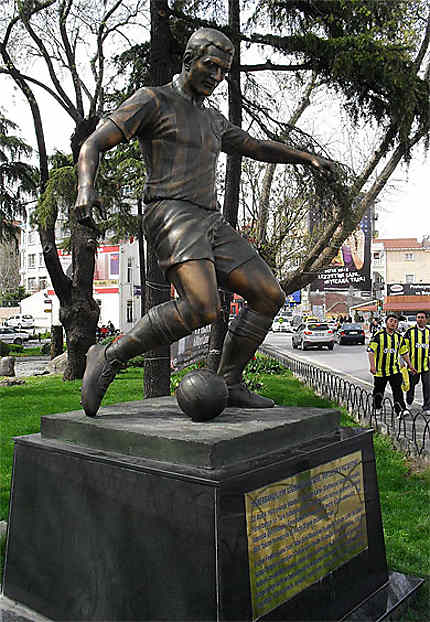 Une statue devant le stade