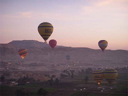 Survol en Montgolfière de la Vallée des Rois Survol en Montgolfière de la Vallée des Rois