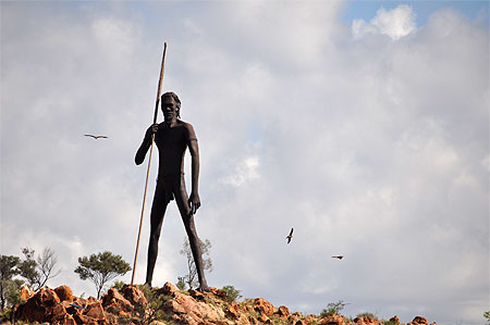 Statue d'aborigène géante à Aileron Statue d'aborigène géante à Aileron