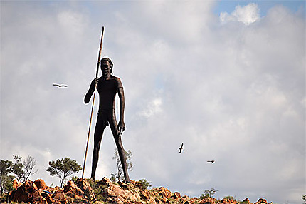 Statue d'aborigène géante à Aileron