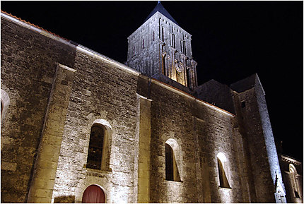 L'église de Saint Hilaire la nuit