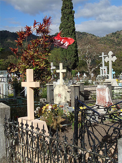 Drapeau du FSLN dans le cimetière Drapeau du FSLN dans le cimetière