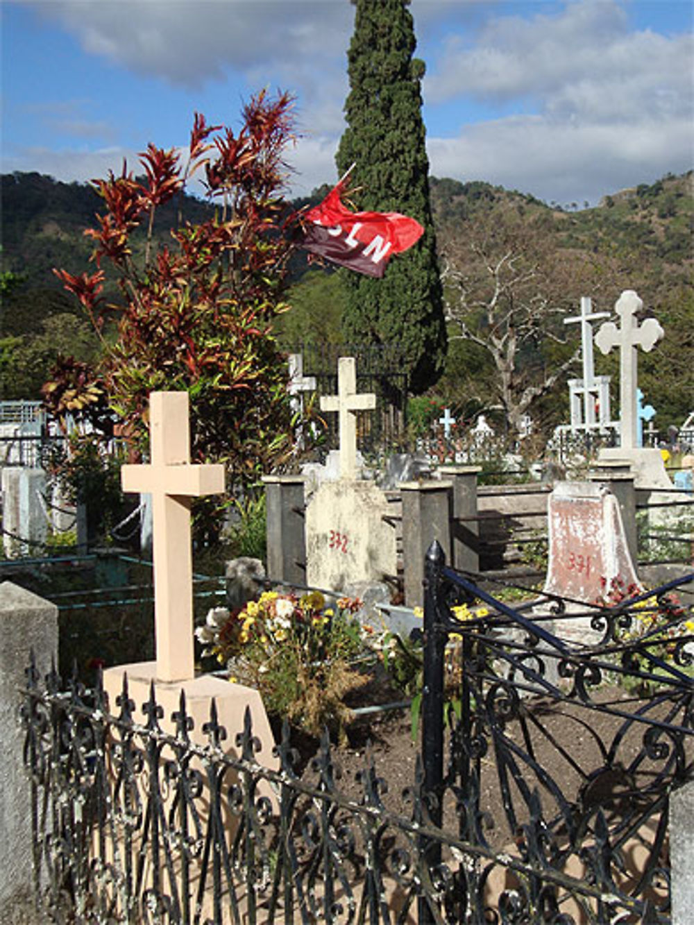 Drapeau du FSLN dans le cimetière