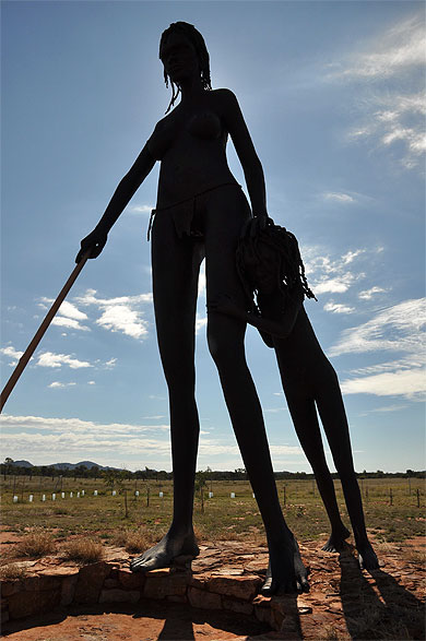 Statue d'aborigène géante à Aileron Statue d'aborigène géante à Aileron