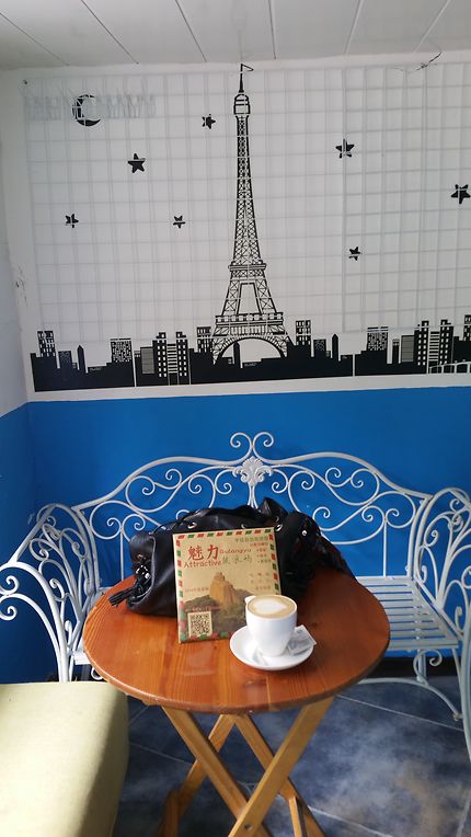 Un bon café devant la tour Eiffel !