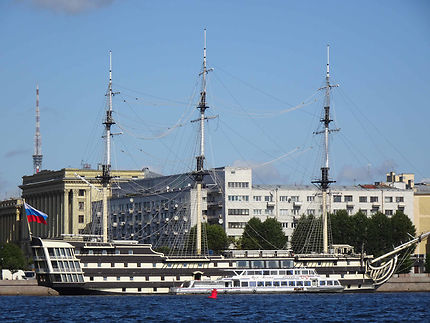 Magnifique voilier à Saint-Pétersbourg