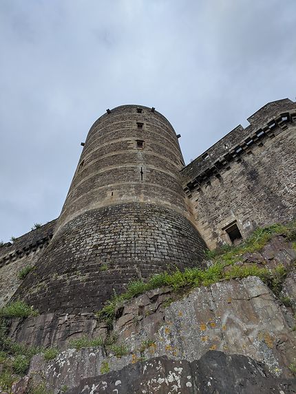 Au pied de la tour du Château de Fougères