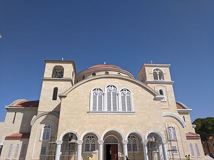 Devant la nouvelle cathédrale orthodoxe