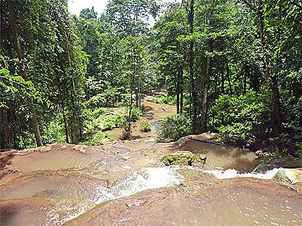 Dans le Namtok Pacharoen National Park Tak, près de Mae Sot