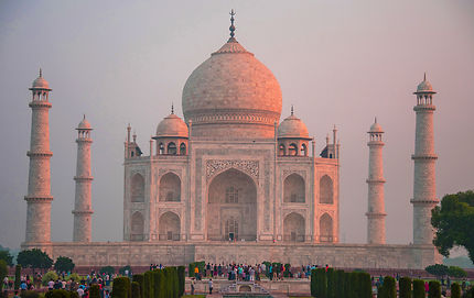 Premier rayons de soleil sur le Taj Mahal 