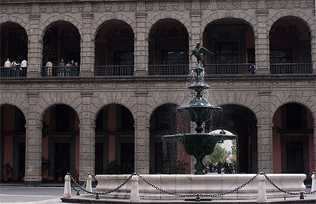 Fontaine dans la cour principale Fontaine dans la cour principale