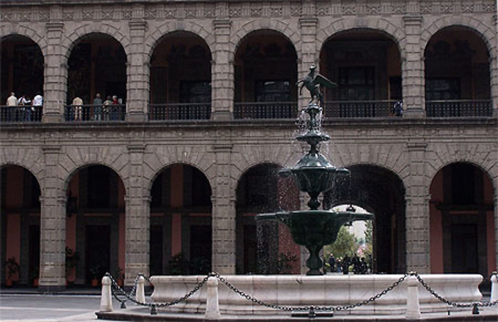 Fontaine dans la cour principale