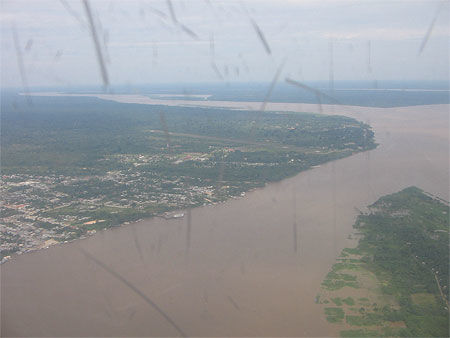 Arrivée dans la ville de Leticia sue le bord  fleuve Amazone.