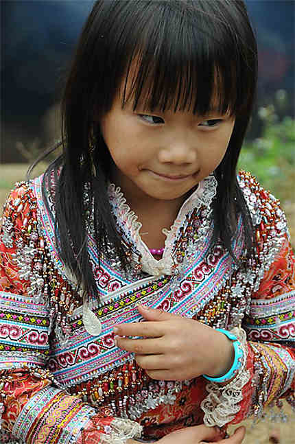 Petite fille Hmong fleur