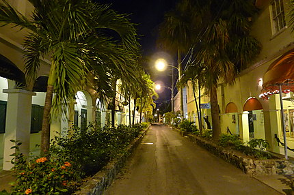 Rue du centre-ville de Christiansted de nuit