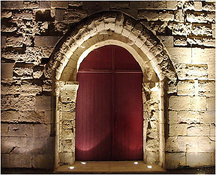 Le portail illuminé de l'église de Saint Hilaire 