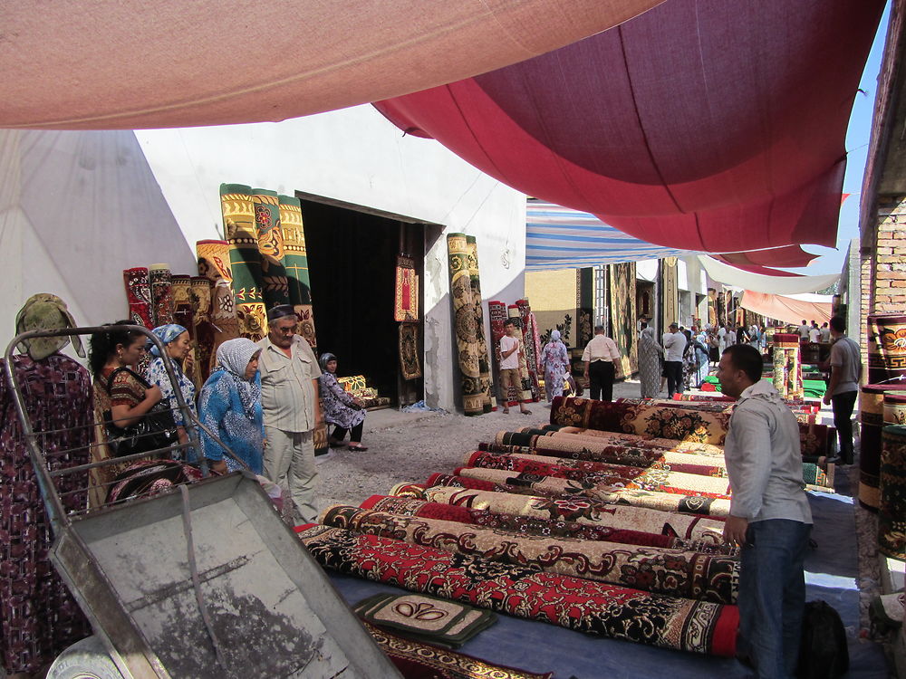 Tapis au marché de Marguilan